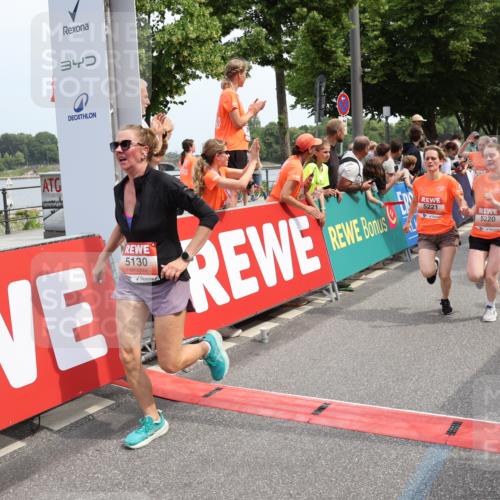 15.06.2025 - REWE Women's Run Strokosch-Dieckow http://msf.ph/oto/7932130 15.06.2025 11:02:16 Ziel 5015, 5051, 5090, 5130, 5220, 5221, 5295, 5434, 5436, 5438, 5510, 5534 meine-sportfotos.de
