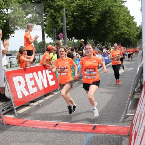 15.06.2025 - REWE Women's Run Strokosch-Dieckow http://msf.ph/oto/7932133 15.06.2025 11:02:16 Ziel 5015, 5051, 5090, 5130, 5220, 5221, 5295, 5434, 5436, 5438, 5510, 5534 meine-sportfotos.de
