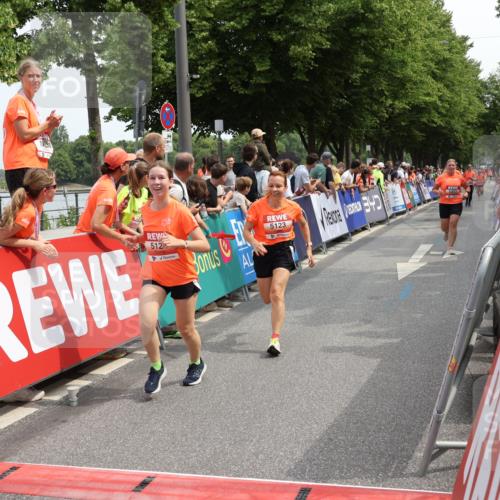 15.06.2025 - REWE Women's Run Strokosch-Dieckow http://msf.ph/oto/7932186 15.06.2025 11:02:24 Ziel 5015, 5051, 5123, 5124, 5295, 5303, 5418, 5434, 5436, 5438, 5510, 5534, 5649 meine-sportfotos.de