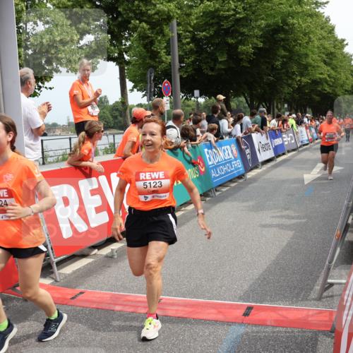 15.06.2025 - REWE Women's Run Strokosch-Dieckow http://msf.ph/oto/7932194 15.06.2025 11:02:24 Ziel 5015, 5051, 5123, 5124, 5295, 5303, 5418, 5434, 5436, 5438, 5510, 5534, 5649 meine-sportfotos.de
