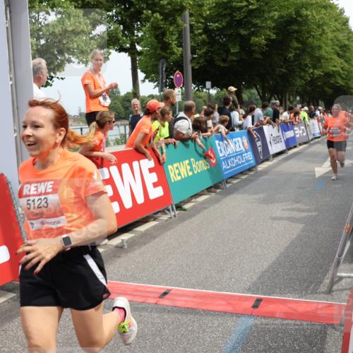 15.06.2025 - REWE Women's Run Strokosch-Dieckow http://msf.ph/oto/7932197 15.06.2025 11:02:25 Ziel 5015, 5051, 5123, 5124, 5295, 5303, 5418, 5438, 5510, 5534, 5649 meine-sportfotos.de