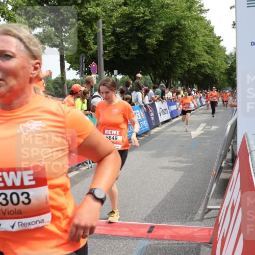 15.06.2025 - REWE Women's Run Strokosch-Dieckow http://msf.ph/oto/7932215 15.06.2025 11:02:28 Ziel 5015, 5123, 5124, 5177, 5303, 5418, 5438, 5534, 5649, 5653 meine-sportfotos.de