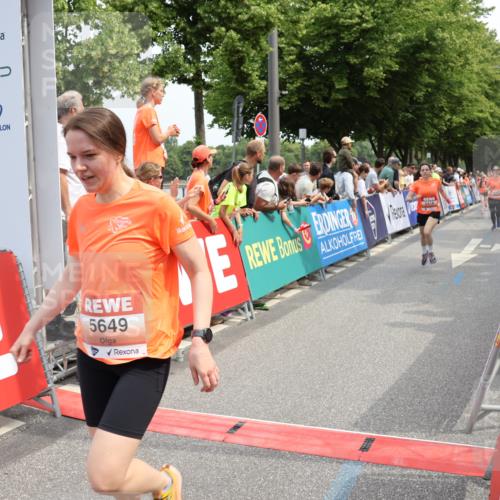 15.06.2025 - REWE Women's Run Strokosch-Dieckow http://msf.ph/oto/7932218 15.06.2025 11:02:28 Ziel 5015, 5123, 5124, 5177, 5303, 5418, 5438, 5534, 5649, 5653 meine-sportfotos.de