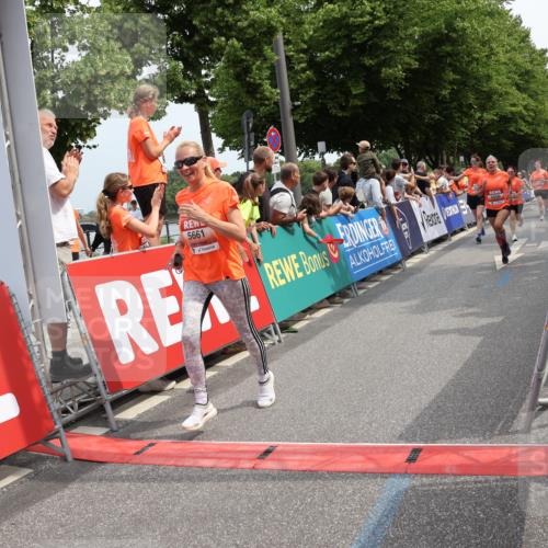15.06.2025 - REWE Women's Run Strokosch-Dieckow http://msf.ph/oto/7932251 15.06.2025 11:02:42 Ziel 5006, 5083, 5151, 5383, 5402, 5647, 5661, 5670, 5672, 5673, 5688 meine-sportfotos.de