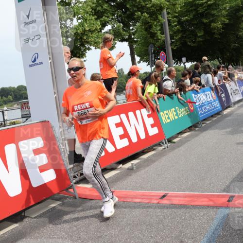 15.06.2025 - REWE Women's Run Strokosch-Dieckow http://msf.ph/oto/7932254 15.06.2025 11:02:42 Ziel 5006, 5083, 5151, 5383, 5402, 5647, 5661, 5670, 5672, 5673, 5688 meine-sportfotos.de