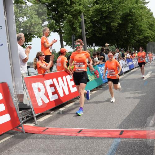 15.06.2025 - REWE Women's Run Strokosch-Dieckow http://msf.ph/oto/7932266 15.06.2025 11:02:45 Ziel 5006, 5083, 5383, 5402, 5428, 5647, 5661, 5672, 5673, 5688 meine-sportfotos.de