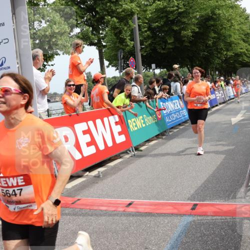 15.06.2025 - REWE Women's Run Strokosch-Dieckow http://msf.ph/oto/7932280 15.06.2025 11:02:46 Ziel 5006, 5083, 5383, 5402, 5428, 5647, 5661, 5688 meine-sportfotos.de