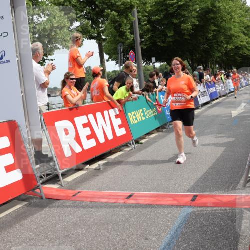 15.06.2025 - REWE Women's Run Strokosch-Dieckow http://msf.ph/oto/7932284 15.06.2025 11:02:47 Ziel 5004, 5006, 5383, 5402, 5428, 5647, 5661 meine-sportfotos.de