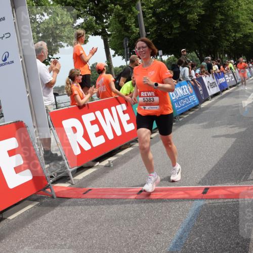 15.06.2025 - REWE Women's Run Strokosch-Dieckow http://msf.ph/oto/7932286 15.06.2025 11:02:47 Ziel 5004, 5006, 5383, 5402, 5428, 5647, 5661 meine-sportfotos.de