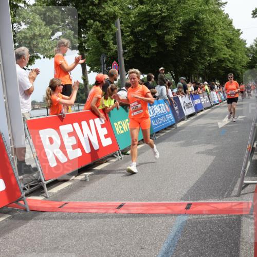 15.06.2025 - REWE Women's Run Strokosch-Dieckow http://msf.ph/oto/7932291 15.06.2025 11:02:51 Ziel 5004, 5383, 5402, 5428, 5593, 5647 meine-sportfotos.de