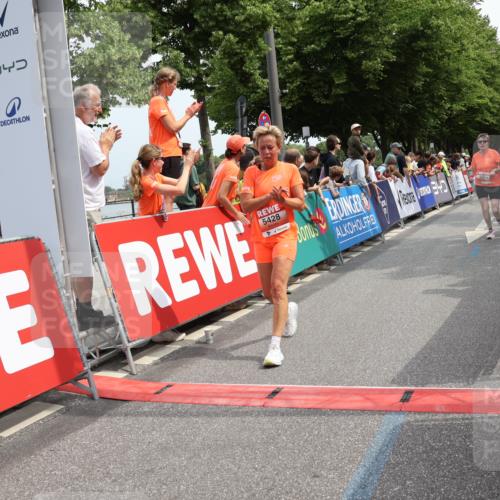 15.06.2025 - REWE Women's Run Strokosch-Dieckow http://msf.ph/oto/7932295 15.06.2025 11:02:51 Ziel 5004, 5383, 5402, 5428, 5593, 5647 meine-sportfotos.de