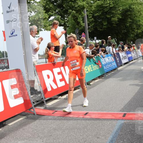15.06.2025 - REWE Women's Run Strokosch-Dieckow http://msf.ph/oto/7932298 15.06.2025 11:02:52 Ziel 5004, 5383, 5402, 5428, 5593, 5647 meine-sportfotos.de