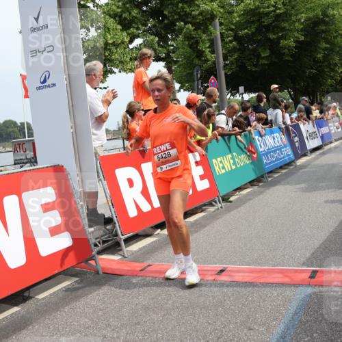 15.06.2025 - REWE Women's Run Strokosch-Dieckow http://msf.ph/oto/7932302 15.06.2025 11:02:52 Ziel 5004, 5383, 5402, 5428, 5593, 5647 meine-sportfotos.de