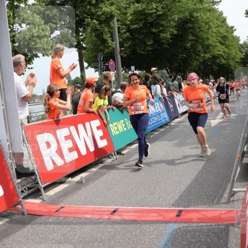 15.06.2025 - REWE Women's Run Strokosch-Dieckow http://msf.ph/oto/7932336 15.06.2025 11:02:59 Ziel 5004, 5064, 5075, 5190, 5222, 5246, 5593 meine-sportfotos.de