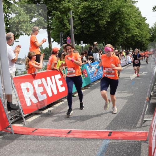 15.06.2025 - REWE Women's Run Strokosch-Dieckow http://msf.ph/oto/7932340 15.06.2025 11:02:59 Ziel 5004, 5064, 5075, 5190, 5222, 5246, 5593 meine-sportfotos.de