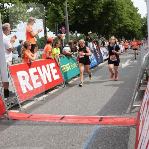 15.06.2025 - REWE Women's Run Strokosch-Dieckow http://msf.ph/oto/7932352 15.06.2025 11:03:01 Ziel 5064, 5075, 5190, 5222, 5246, 5538, 5593 meine-sportfotos.de
