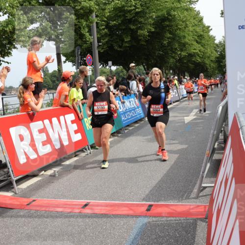15.06.2025 - REWE Women's Run Strokosch-Dieckow http://msf.ph/oto/7932355 15.06.2025 11:03:01 Ziel 5064, 5075, 5190, 5222, 5246, 5538, 5593 meine-sportfotos.de