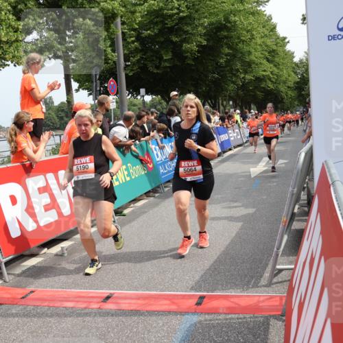 15.06.2025 - REWE Women's Run Strokosch-Dieckow http://msf.ph/oto/7932358 15.06.2025 11:03:01 Ziel 5064, 5075, 5190, 5222, 5246, 5538, 5593 meine-sportfotos.de