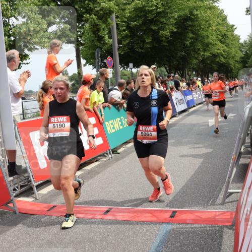 15.06.2025 - REWE Women's Run Strokosch-Dieckow http://msf.ph/oto/7932362 15.06.2025 11:03:02 Ziel 5064, 5075, 5190, 5222, 5246, 5538, 5593 meine-sportfotos.de