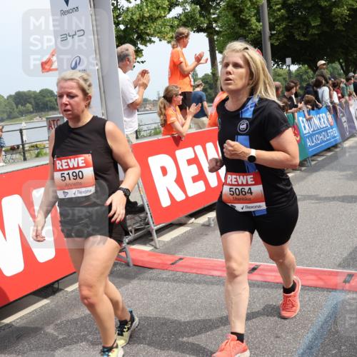 15.06.2025 - REWE Women's Run Strokosch-Dieckow http://msf.ph/oto/7932365 15.06.2025 11:03:02 Ziel 5064, 5075, 5190, 5222, 5246, 5538, 5593 meine-sportfotos.de