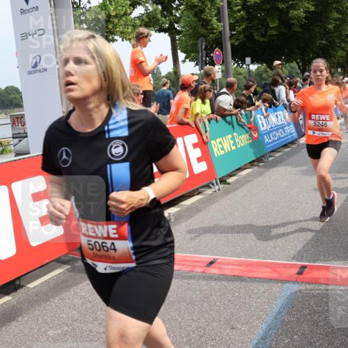 15.06.2025 - REWE Women's Run Strokosch-Dieckow http://msf.ph/oto/7932368 15.06.2025 11:03:03 Ziel 5064, 5075, 5190, 5222, 5246, 5478, 5538, 5593, 5617 meine-sportfotos.de