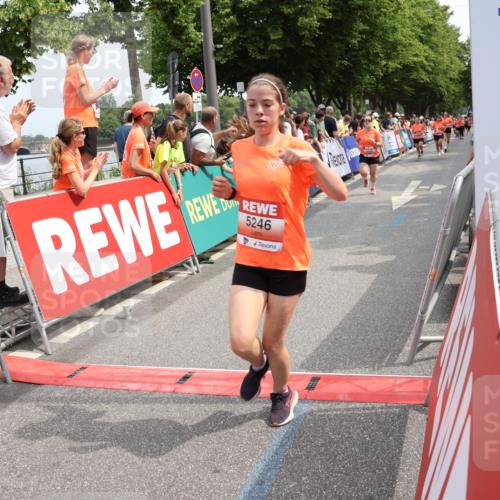 15.06.2025 - REWE Women's Run Strokosch-Dieckow http://msf.ph/oto/7932370 15.06.2025 11:03:03 Ziel 5064, 5075, 5190, 5222, 5246, 5478, 5538, 5593, 5617 meine-sportfotos.de