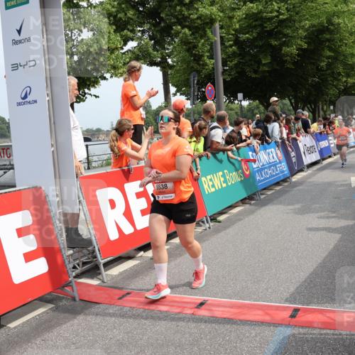 15.06.2025 - REWE Women's Run Strokosch-Dieckow http://msf.ph/oto/7932385 15.06.2025 11:03:06 Ziel 5064, 5075, 5190, 5222, 5246, 5333, 5478, 5538, 5617 meine-sportfotos.de