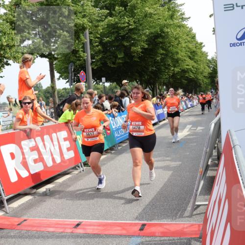 15.06.2025 - REWE Women's Run Strokosch-Dieckow http://msf.ph/oto/7932397 15.06.2025 11:03:09 Ziel 5246, 5333, 5425, 5478, 5538, 5582, 5617 meine-sportfotos.de