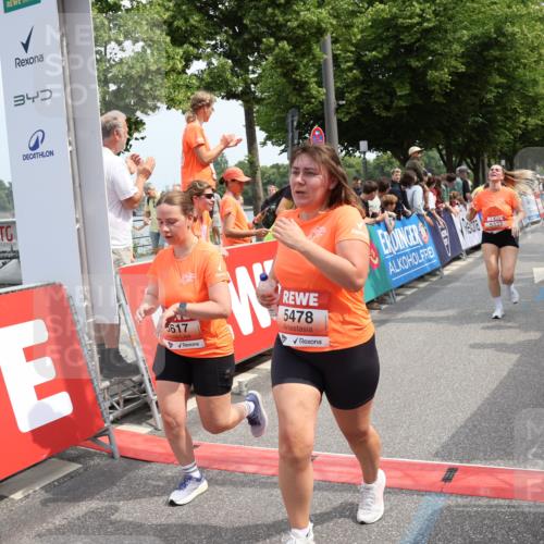 15.06.2025 - REWE Women's Run Strokosch-Dieckow http://msf.ph/oto/7932403 15.06.2025 11:03:09 Ziel 5246, 5333, 5425, 5478, 5538, 5582, 5617 meine-sportfotos.de