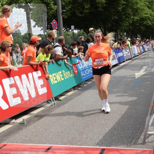 15.06.2025 - REWE Women's Run Strokosch-Dieckow http://msf.ph/oto/7932405 15.06.2025 11:03:10 Ziel 5333, 5425, 5478, 5538, 5582, 5617, 5620, 5667 meine-sportfotos.de