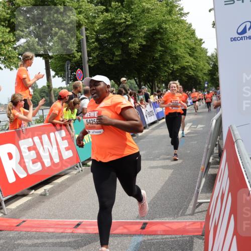 15.06.2025 - REWE Women's Run Strokosch-Dieckow http://msf.ph/oto/7932427 15.06.2025 11:03:15 Ziel 5206, 5333, 5425, 5478, 5503, 5582, 5613, 5617, 5620, 5651, 5667 meine-sportfotos.de