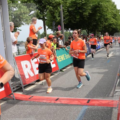 15.06.2025 - REWE Women's Run Strokosch-Dieckow http://msf.ph/oto/7932439 15.06.2025 11:03:17 Ziel 5206, 5333, 5425, 5503, 5525, 5582, 5613, 5620, 5651, 5667 meine-sportfotos.de