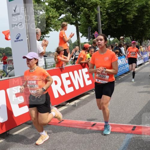 15.06.2025 - REWE Women's Run Strokosch-Dieckow http://msf.ph/oto/7932443 15.06.2025 11:03:17 Ziel 5206, 5333, 5425, 5503, 5525, 5582, 5613, 5620, 5651, 5667 meine-sportfotos.de
