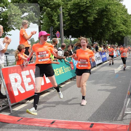 15.06.2025 - REWE Women's Run Strokosch-Dieckow http://msf.ph/oto/7932447 15.06.2025 11:03:18 Ziel 5017, 5206, 5425, 5503, 5525, 5582, 5613, 5620, 5651, 5667 meine-sportfotos.de