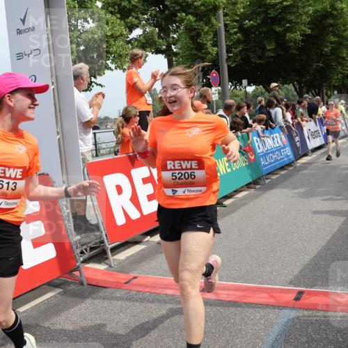 15.06.2025 - REWE Women's Run Strokosch-Dieckow http://msf.ph/oto/7932452 15.06.2025 11:03:19 Ziel 5017, 5206, 5425, 5503, 5525, 5582, 5613, 5620, 5651, 5667 meine-sportfotos.de