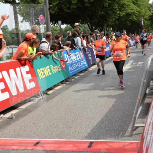 15.06.2025 - REWE Women's Run Strokosch-Dieckow http://msf.ph/oto/7932455 15.06.2025 11:03:19 Ziel 5017, 5206, 5425, 5503, 5525, 5582, 5613, 5620, 5651, 5667 meine-sportfotos.de