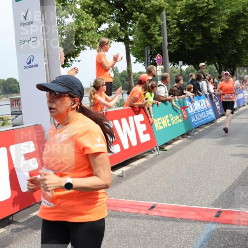 15.06.2025 - REWE Women's Run Strokosch-Dieckow http://msf.ph/oto/7932469 15.06.2025 11:03:21 Ziel 5017, 5206, 5292, 5425, 5503, 5525, 5582, 5613, 5620, 5651, 5667 meine-sportfotos.de