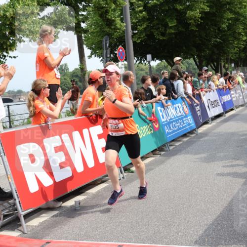 15.06.2025 - REWE Women's Run Strokosch-Dieckow http://msf.ph/oto/7932476 15.06.2025 11:03:22 Ziel 5017, 5199, 5206, 5292, 5503, 5525, 5582, 5613, 5620, 5651, 5667 meine-sportfotos.de