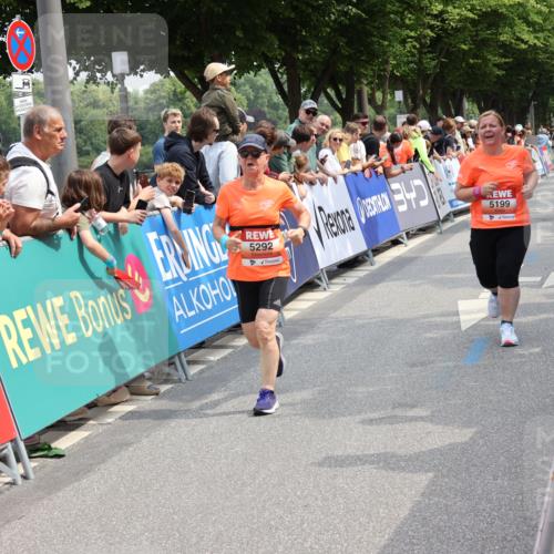 15.06.2025 - REWE Women's Run Strokosch-Dieckow http://msf.ph/oto/7932495 15.06.2025 11:03:26 Ziel 5017, 5199, 5292, 5503, 5525, 5651 meine-sportfotos.de