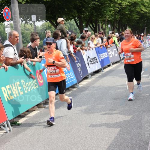 15.06.2025 - REWE Women's Run Strokosch-Dieckow http://msf.ph/oto/7932499 15.06.2025 11:03:26 Ziel 5017, 5199, 5292, 5503, 5525, 5651 meine-sportfotos.de