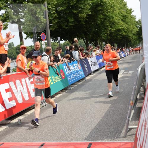 15.06.2025 - REWE Women's Run Strokosch-Dieckow http://msf.ph/oto/7932502 15.06.2025 11:03:27 Ziel 5017, 5199, 5292, 5503, 5525, 5651 meine-sportfotos.de