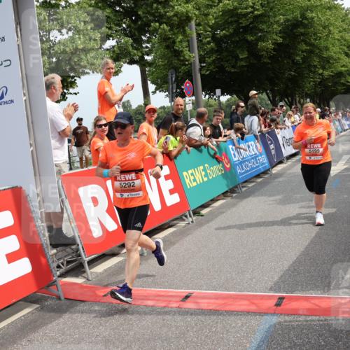 15.06.2025 - REWE Women's Run Strokosch-Dieckow http://msf.ph/oto/7932504 15.06.2025 11:03:27 Ziel 5017, 5199, 5292, 5503, 5525, 5651 meine-sportfotos.de