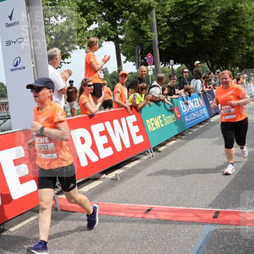 15.06.2025 - REWE Women's Run Strokosch-Dieckow http://msf.ph/oto/7932507 15.06.2025 11:03:28 Ziel 5017, 5199, 5292, 5525, 5651 meine-sportfotos.de