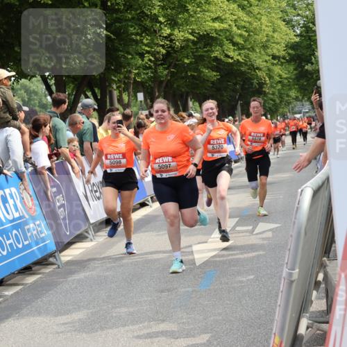 15.06.2025 - REWE Women's Run Strokosch-Dieckow http://msf.ph/oto/7932520 15.06.2025 11:03:43 Ziel 5097, 5098, 5370, 5419, 5578, 5674 meine-sportfotos.de