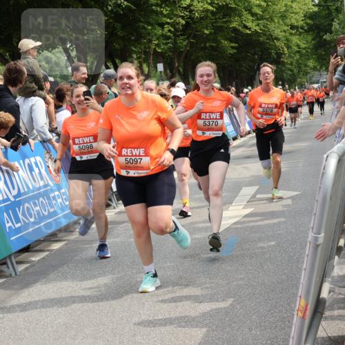 15.06.2025 - REWE Women's Run Strokosch-Dieckow http://msf.ph/oto/7932524 15.06.2025 11:03:43 Ziel 5097, 5098, 5370, 5419, 5578, 5674 meine-sportfotos.de