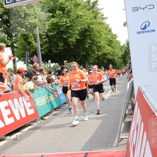 15.06.2025 - REWE Women's Run Strokosch-Dieckow http://msf.ph/oto/7932527 15.06.2025 11:03:44 Ziel 5097, 5098, 5325, 5370, 5419, 5578, 5674 meine-sportfotos.de