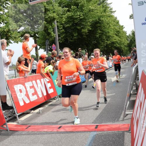 15.06.2025 - REWE Women's Run Strokosch-Dieckow http://msf.ph/oto/7932531 15.06.2025 11:03:44 Ziel 5097, 5098, 5325, 5370, 5419, 5578, 5674 meine-sportfotos.de