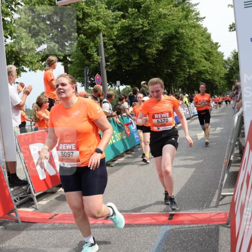 15.06.2025 - REWE Women's Run Strokosch-Dieckow http://msf.ph/oto/7932533 15.06.2025 11:03:45 Ziel 5097, 5098, 5325, 5370, 5419, 5578, 5674 meine-sportfotos.de