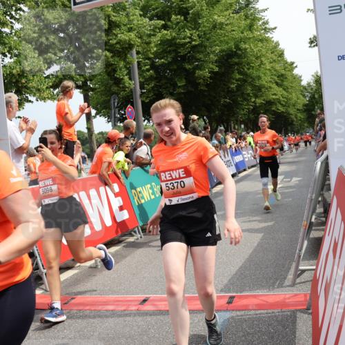 15.06.2025 - REWE Women's Run Strokosch-Dieckow http://msf.ph/oto/7932537 15.06.2025 11:03:45 Ziel 5097, 5098, 5325, 5370, 5419, 5578, 5674 meine-sportfotos.de