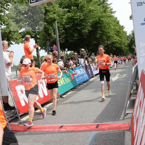 15.06.2025 - REWE Women's Run Strokosch-Dieckow http://msf.ph/oto/7932544 15.06.2025 11:03:46 Ziel 5097, 5098, 5325, 5370, 5419, 5578, 5674 meine-sportfotos.de